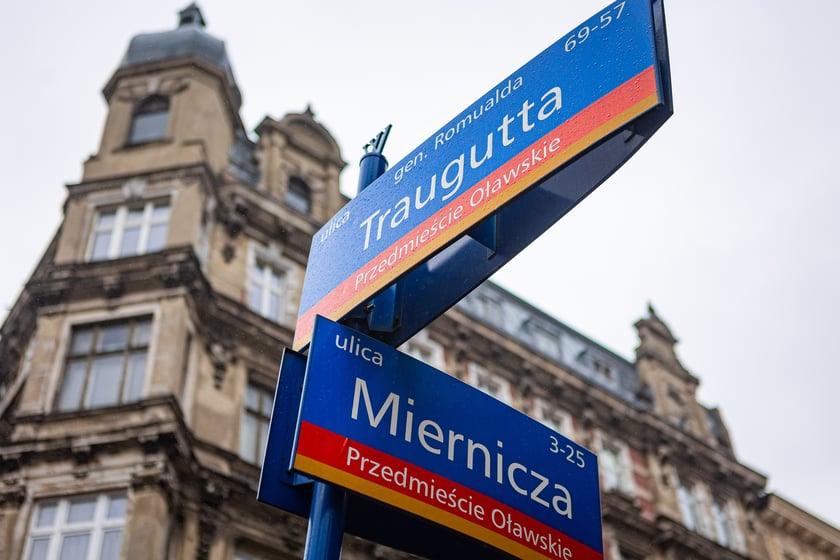 Tablice z nazwami ulic: Traugutta i Miernicza. W tle budynek na Przedmieściu Oławskim