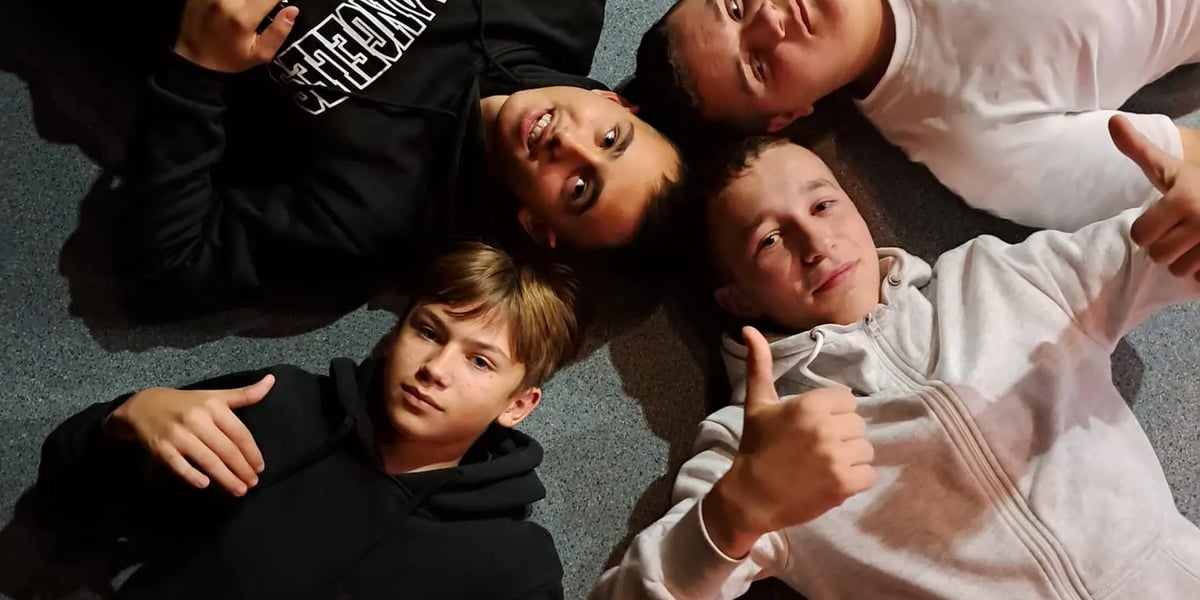 Bardzo Młoda Kultura na Dolnym Śląsku. Na zdjęciu cztery młode osoby.