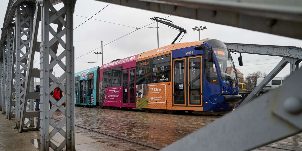 Torywolucyjny tramwaj MPK Wrocław.