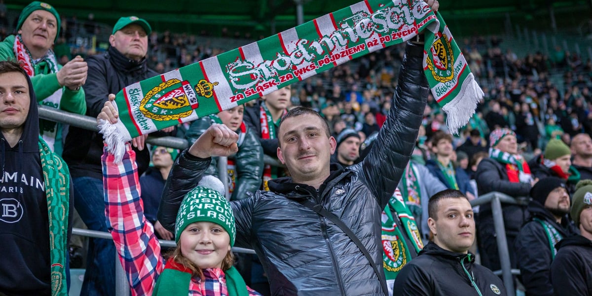 Kibice na meczu Śląsk Wrocław - Pogoń Szczecin z szalikami na Tarczyński Arenie