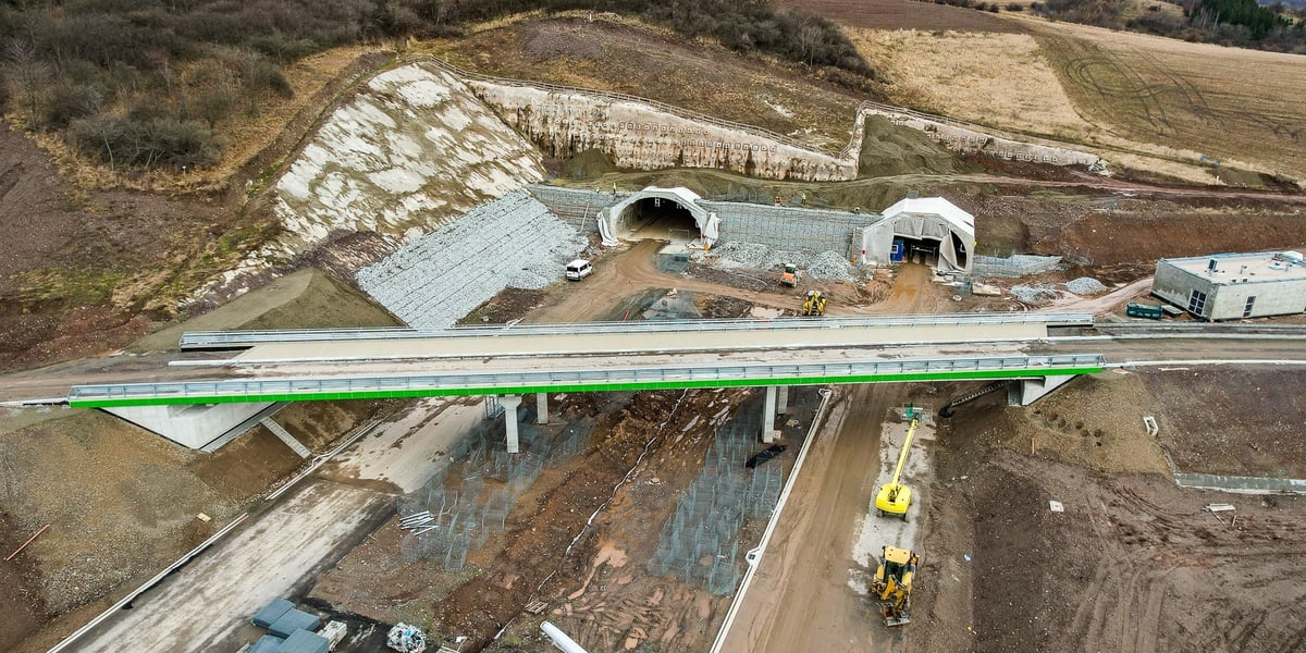Budowana trasa S3 na Dolnym Śląsku, widać wloty do tunelów, luty 2024
