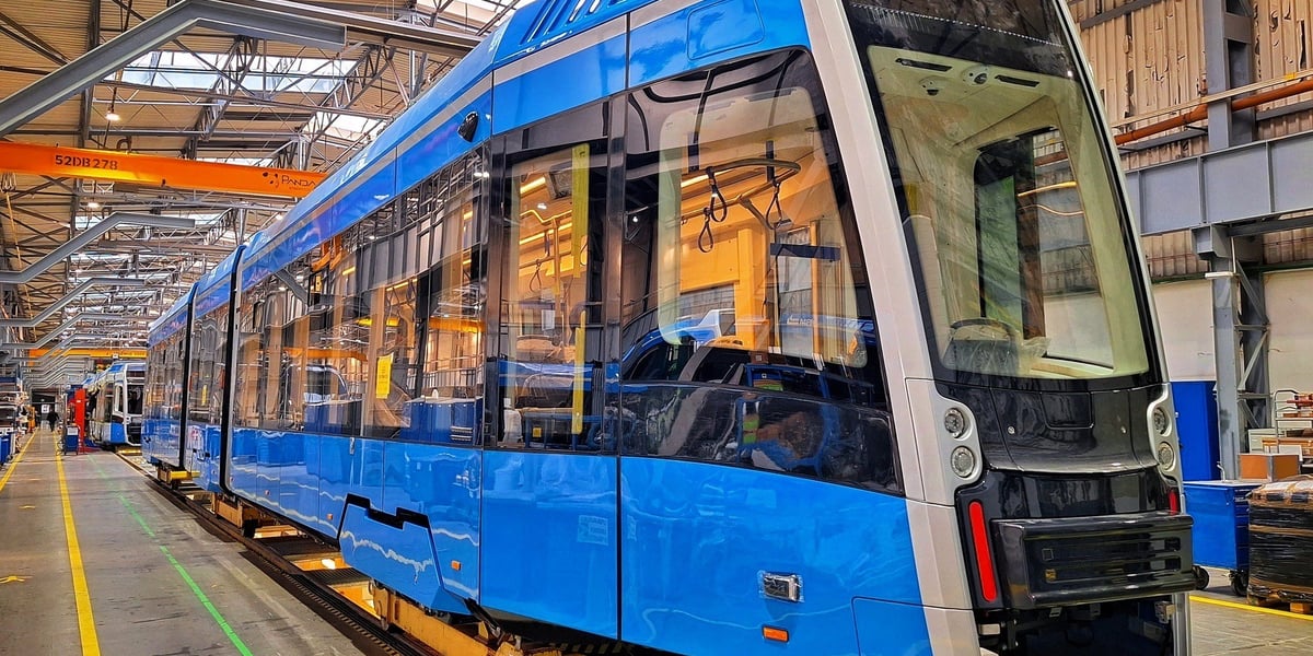 Pesa we wrocławskich barwach w hali bydgoskiej fabryki. 