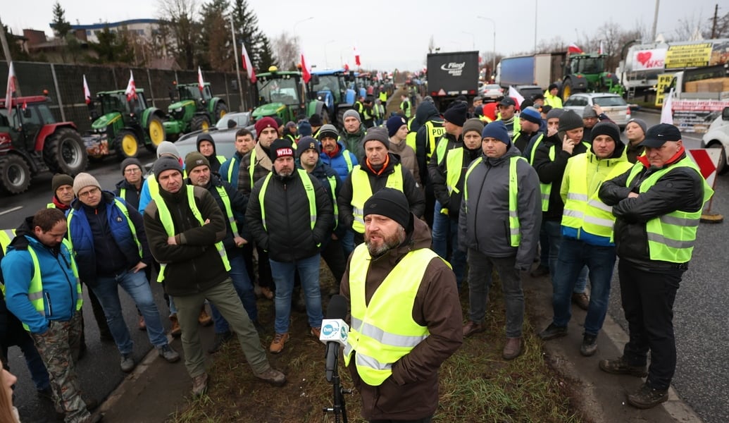 Rolnicy blokujący aleję Jana III Sobieskiego we Wrocławiu, ubrani w odblaskowe kamizelki. W środku Dominik Nikody (poranek 12 lutego 2024)  