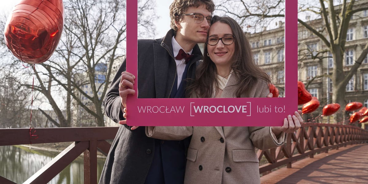 Nowożeńcy Dominika i Wojciech prosto z Urzędu Stanu Cywilnego przyszli się sfotografować na kładkę św. Antoniego
