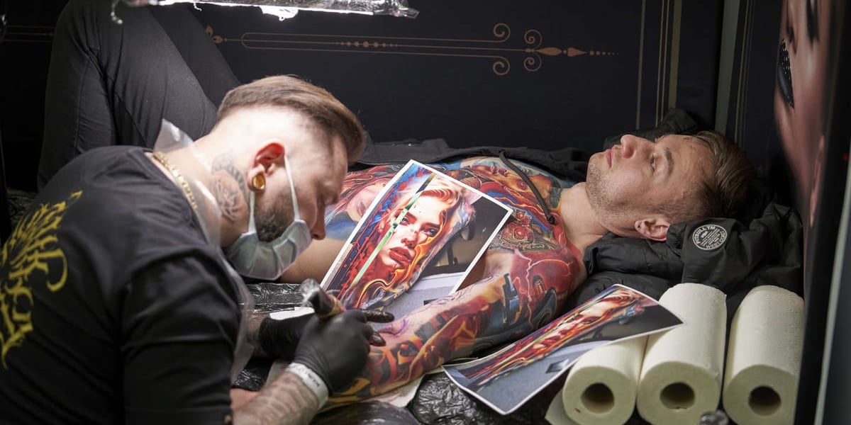 Wrocław Tatoo Show w sobotę 17 i w niedzielę 18 lutego w Hali Stulecia. Na zdjęciu mężczyźnie robiony jest tatuaż
