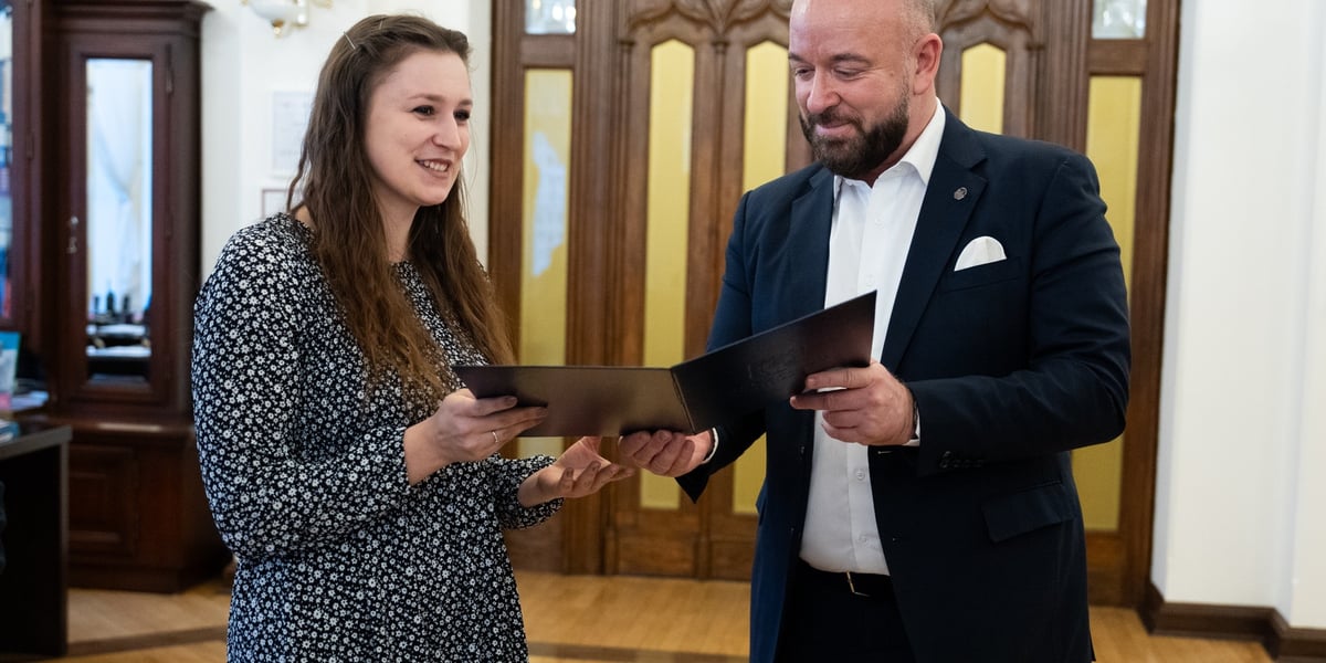 Prezydent Wrocławia Jacek Sutryk wręcza Weronice Rosińskiej nagrodę Wrocławska Magnolia  