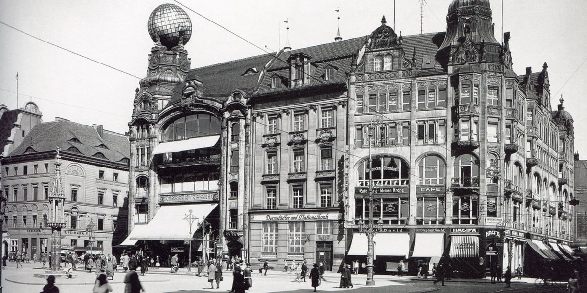 Dom towarowy braci Barasch w Rynku w 1926 roku. Dziś w tym budynku mieści się Spółdzielczy Dom Handlowy Feniks