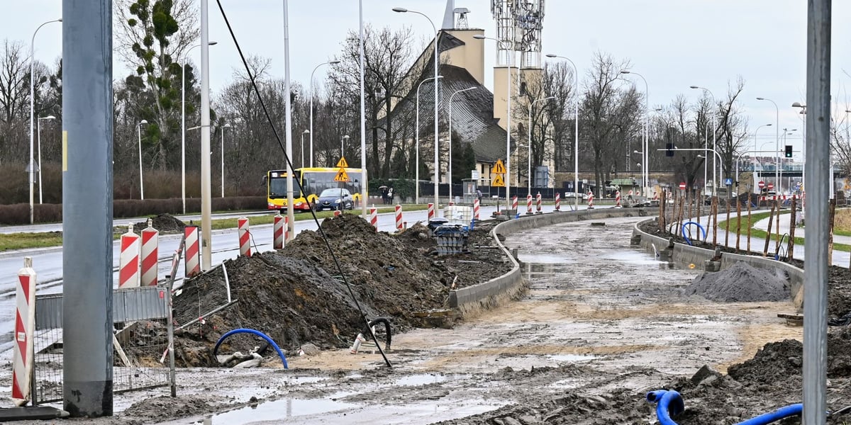 Budowana trasa dla pojazdów komunikacji miejskiej rozpoczyna się na Bardzkiej, za skrzyżowaniem z Morwową i Świeradowską. Na zdjęciu widać ustabilizowane podłoże pod budowę drogi z zamontowanymi już krawężnikami. 