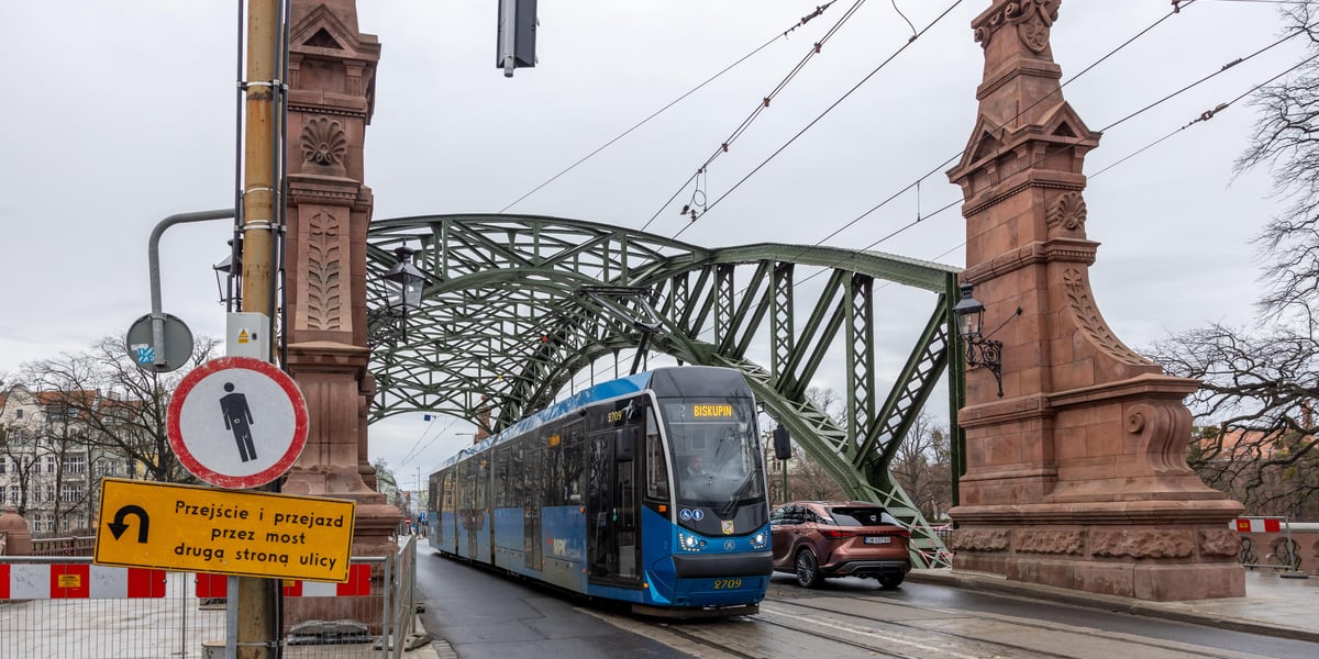 Tramwaj na remontowanym moście Zwierzynieckim, luty 2024 r.