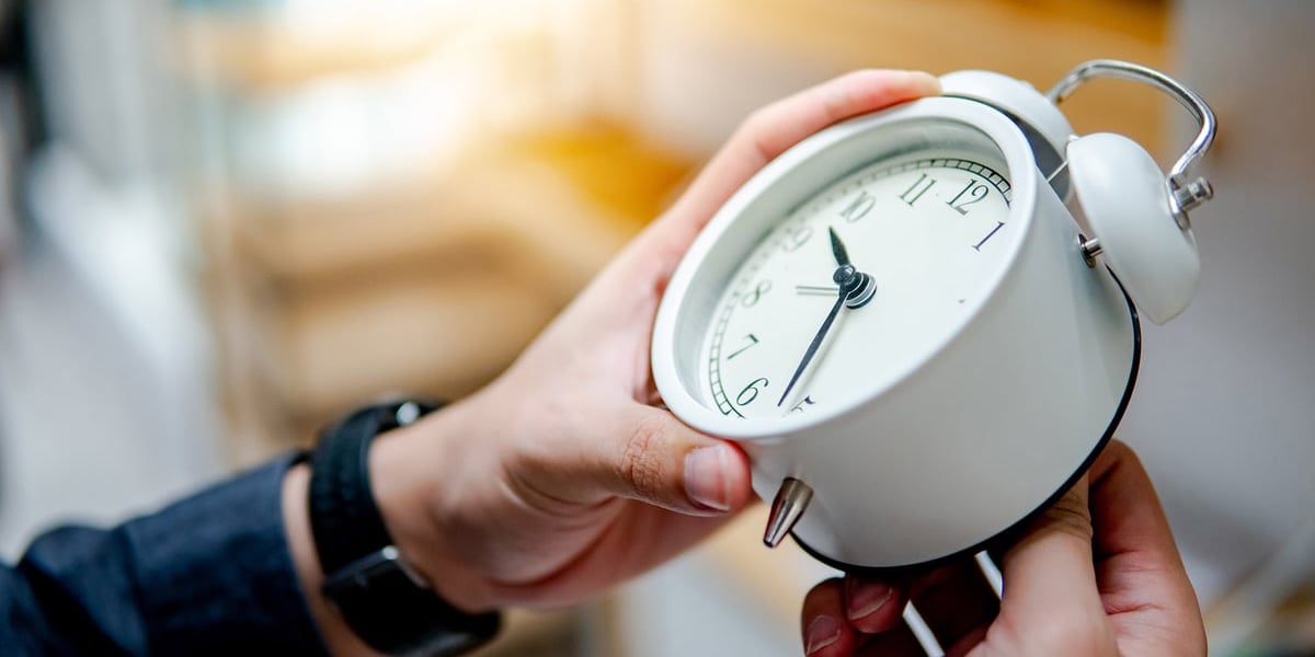 Na zdjęciu widać nastawiany zegarek. Zdjęcie ilustracyjne. Sprawdź, kiedy będzie zmiana czasu w 2025 roku.