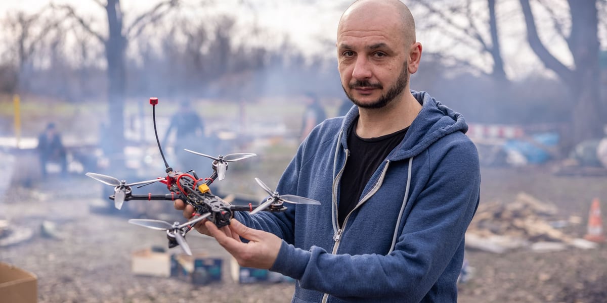 Stanislav Akimchev, lider grupy Foreign Front z dronem w ręce. Wrocław, 25.02.2024