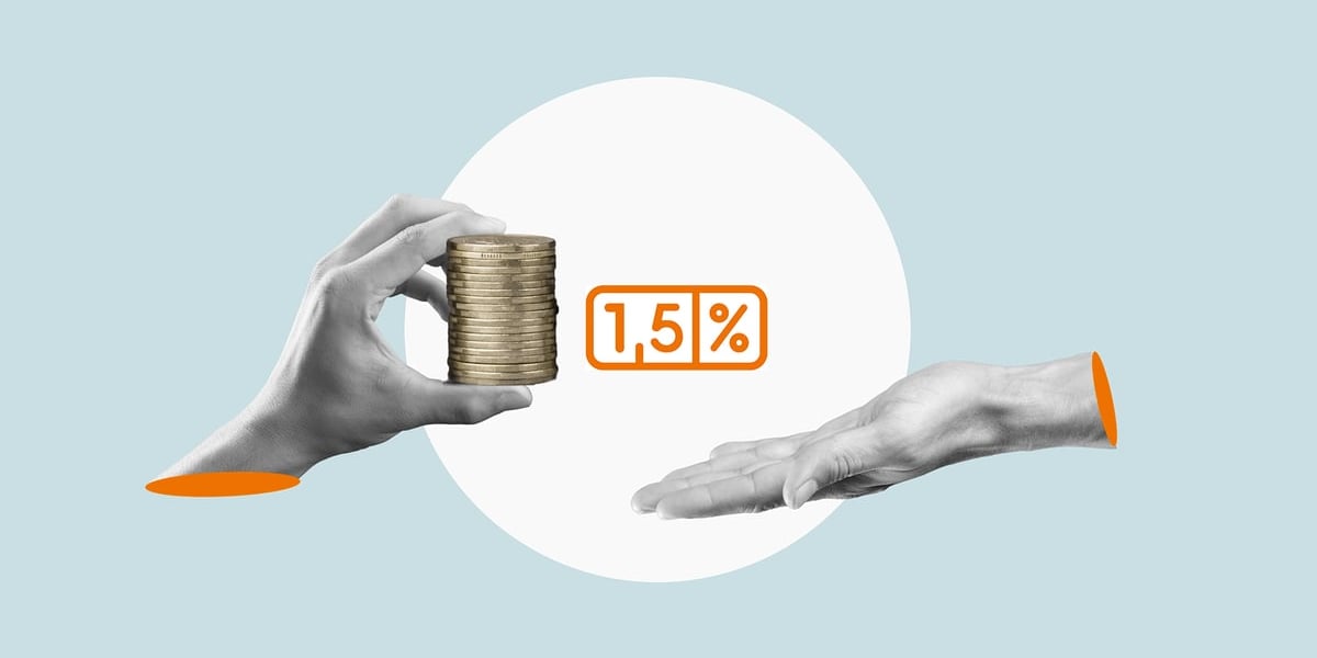 Dłoń trzymająca monety, obok otwarta dłoń. Pośrodku napis: 1,5%. Grafika ilustracyjna