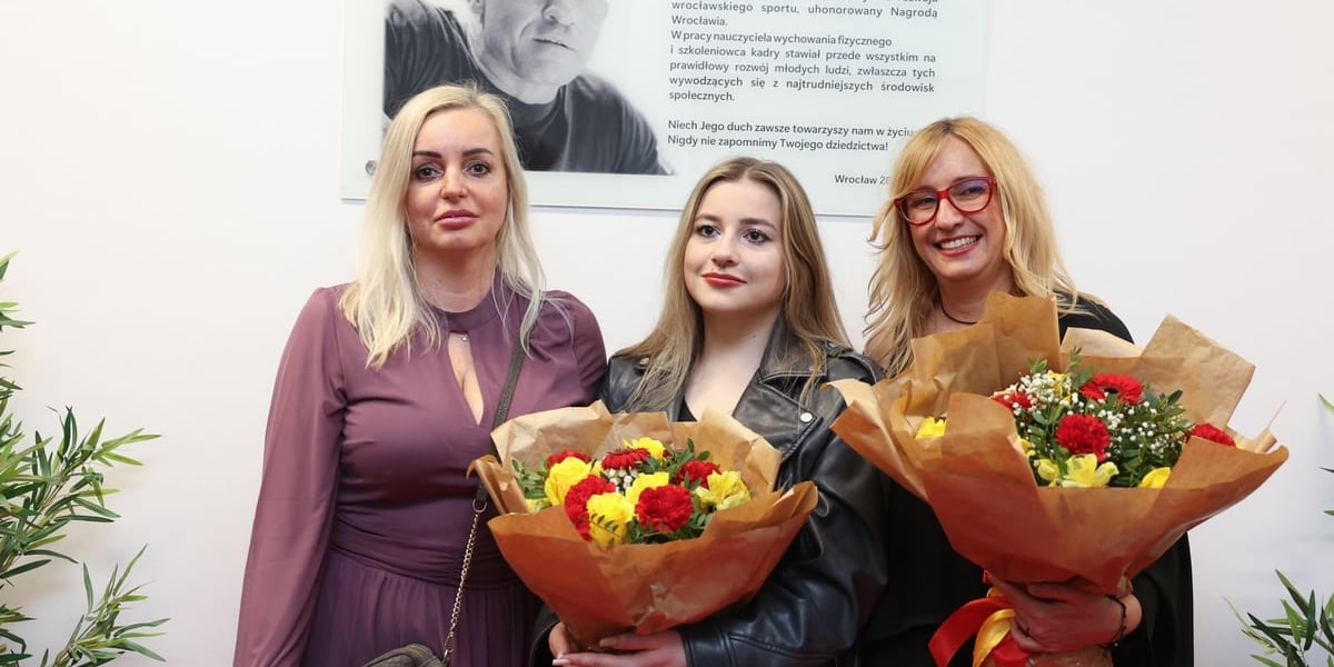 Uroczystość nadania imienia Hali Sportów Walki im. Tomasza Skrzypka (ul. Racławicka 62). W tle tablica pamiątkowa z twarzą i biogramem Tomasza Skrzypka