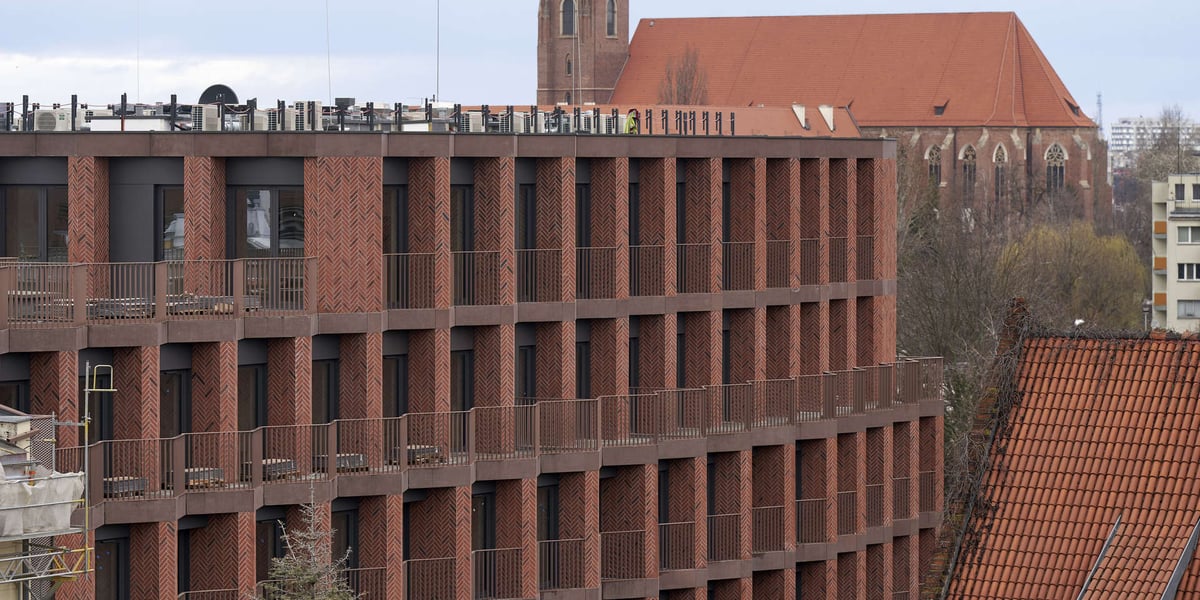 Fragment klinkierowej elewacji Bernardyńskiej, w tyle kościół