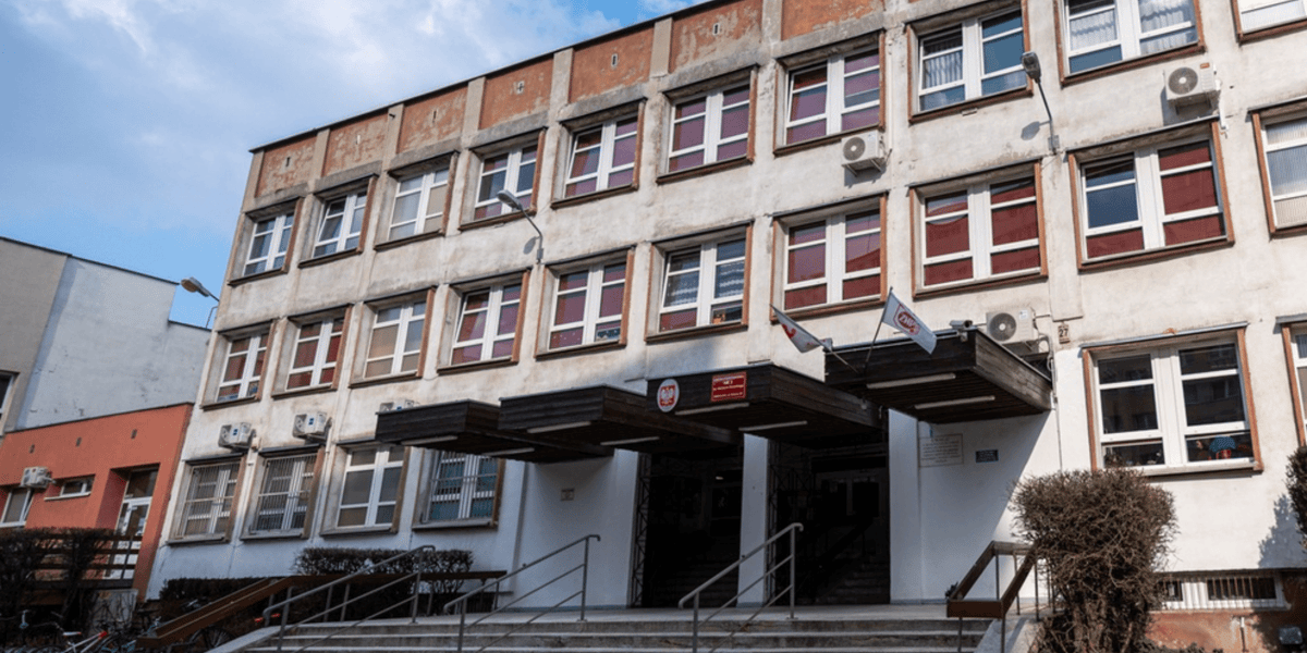 Wejście do Szkoły Podstawowej nr 3 przy ulicy Bobrzej