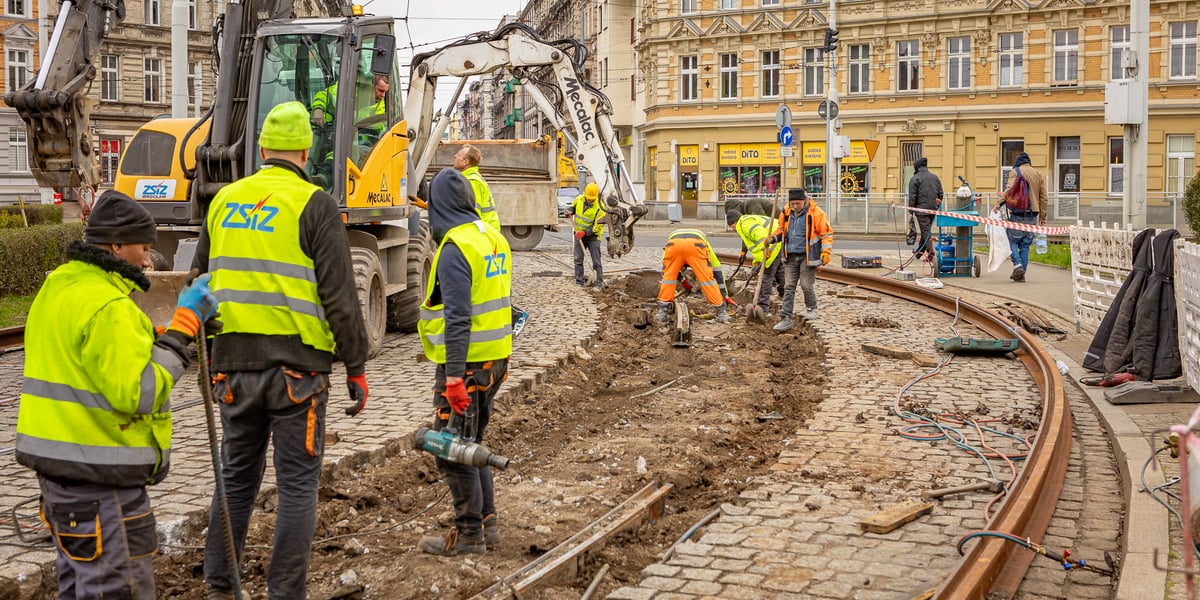 Tramwaje 6 linii jeżdżą od 9.03 innymi trasami przez Nadodrze. Na zdjęciu pracownicy budowlani remontujący torowisko na placu Powstańców Wielkopolskich
