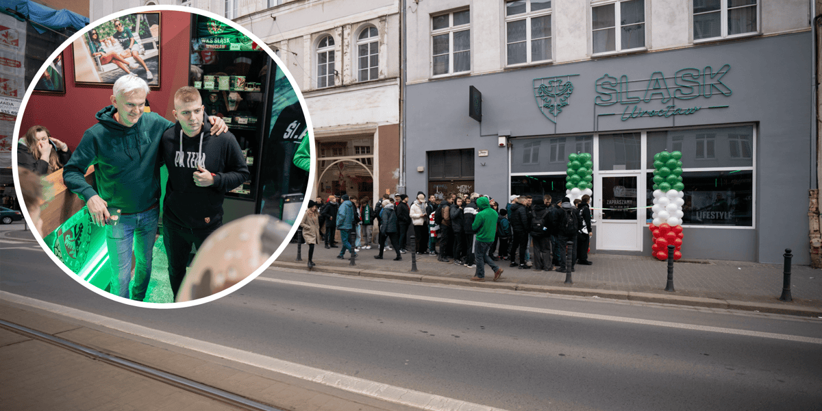 Kolejka przed otwarciem Centrum Kibiców Śląska. Na zdjęciu w kółeczku - fan Śląska pozuje do fotografii z Jackiem Magierą, szkoleniowcem Śląska.
