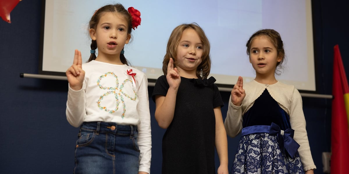 Zaprzysiężenie Przedszkolnej Rady Dzieci w listopadzie 2023 w przedszkolu Niezapominajka.  Alicja Trzyna w środku