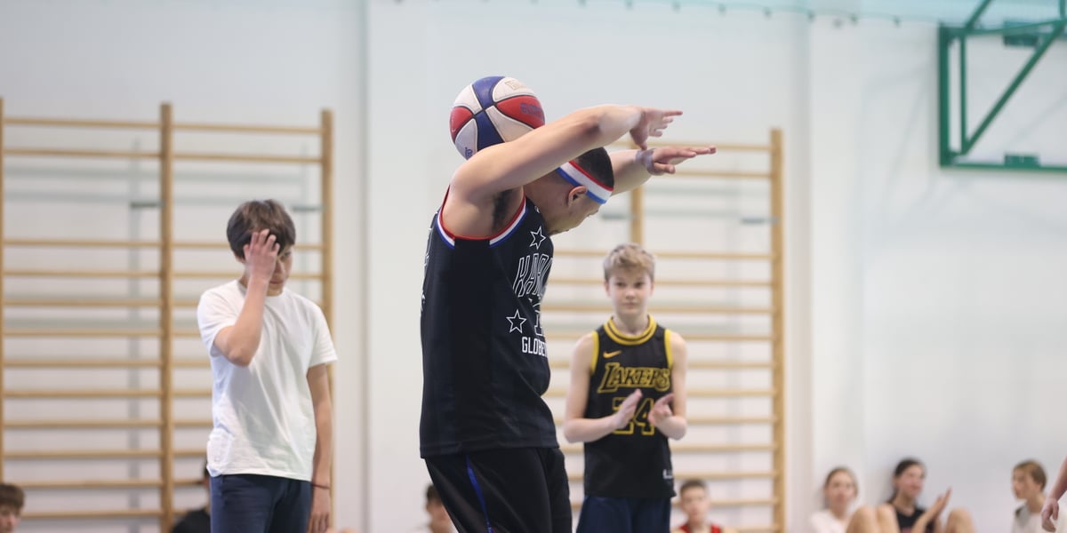 Buckets Barrera z Harlem Globetrotters podczas treningu z uczniami szkoły w Dobrzykowicach