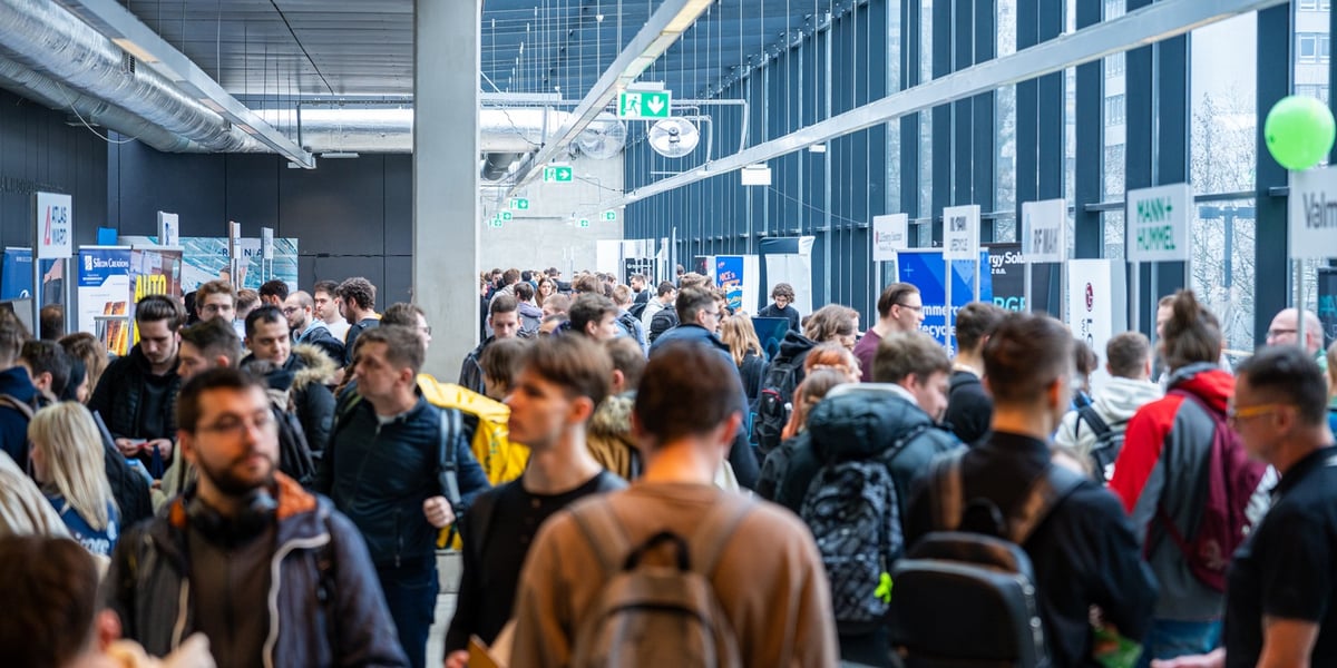 Tłum na Akademickich Targach Pracy na Politechnice Wrocławskiej 