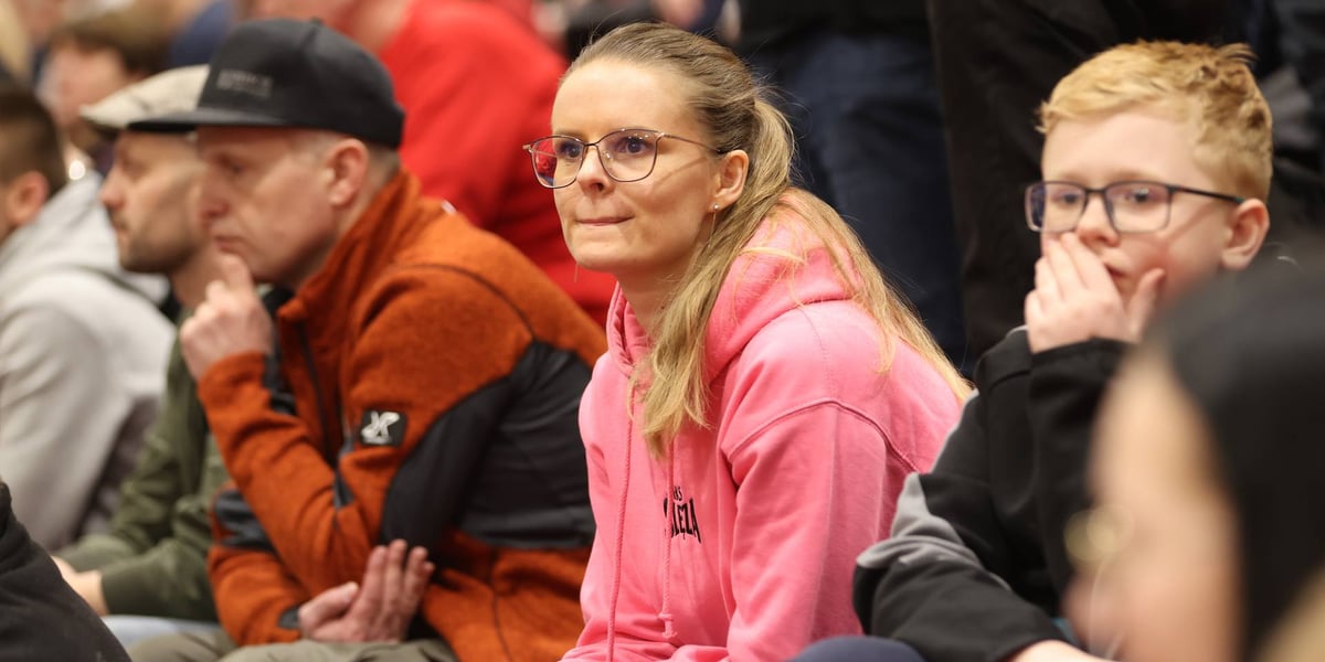 Blondynka w okularach na trybunie  KGHM Ślęza Arena podczas meczu o brązowy medal z Arką