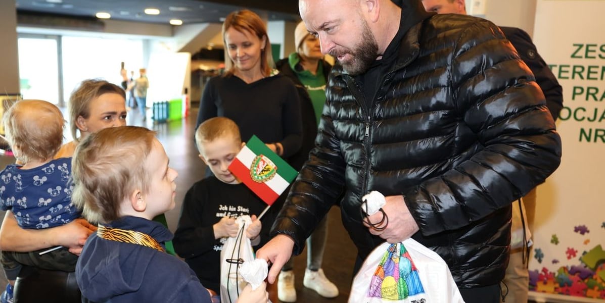 Wielkanocne Paczki Dobrych Relacji 2024. Rozdawał je m.in. prezydent Wrocławia Jacek Sutryk (na zdjęciu przekazujący paczkę dzieciom)