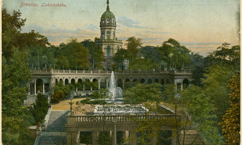 Na pierwszym planie doskonale widoczne filary otaczające atrium, do którego można było zajrzeć od góry poprzez zabezpieczająca balustrady