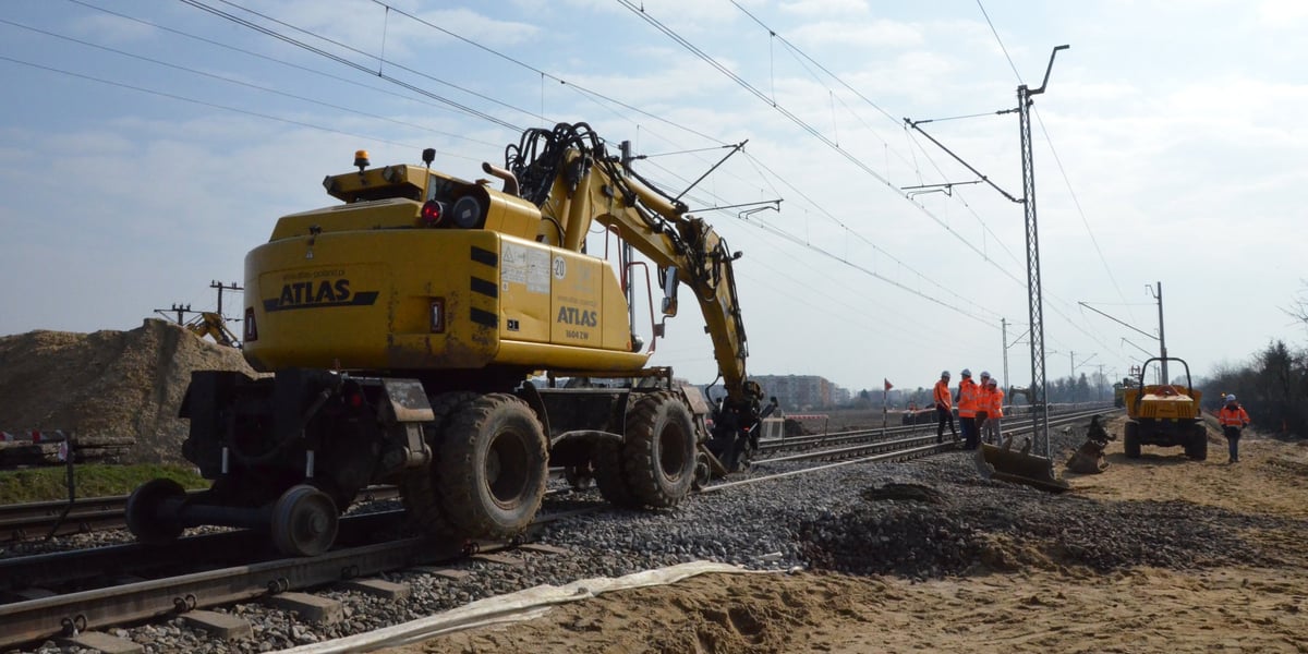 Maszyna budowlana torach, budowa przystanku Oława Zachodnia, marzec 2024