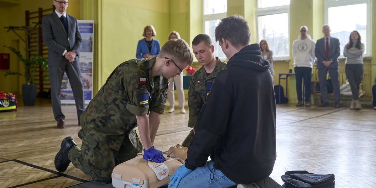 Pokaz uczniów, jak należy używać defibrylatora 
