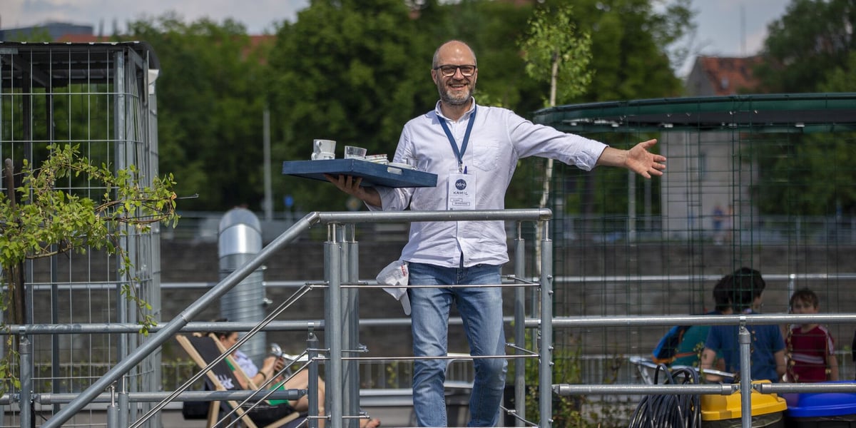 Kamil Zaremba z Fundacji OnWater witający gości Odra Centrum, zdjęcie ilustracyjne