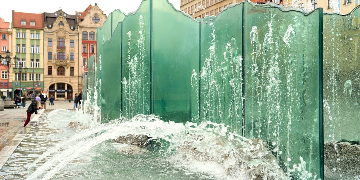 Wrocławski Zdrój trysnął dziś rano. Była to próba szczelności. Na zdjęciu fontanna na placu Gołębim na Rynku.