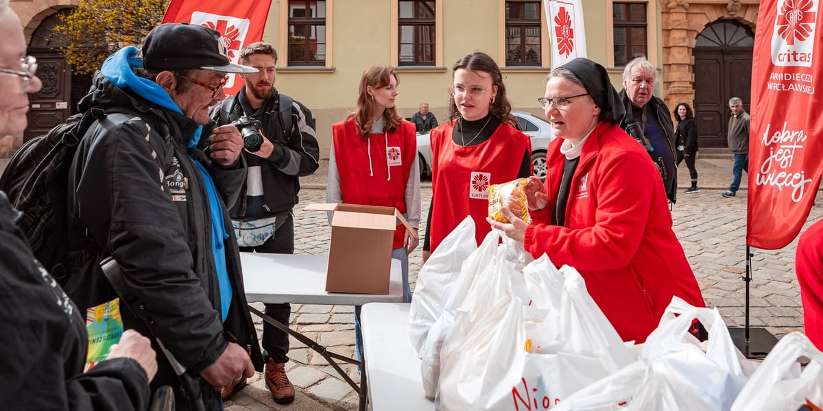 Caritas Archidiecezji Wrocławskiej rozdał ubogim 600 paczek z żywnością