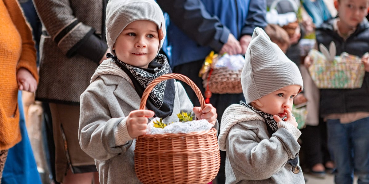 Święcenie pokarmów w Wielką Sobotę we Wrocławiu - na zdjęciu dzieci trzymają koszyczek wielkanocny