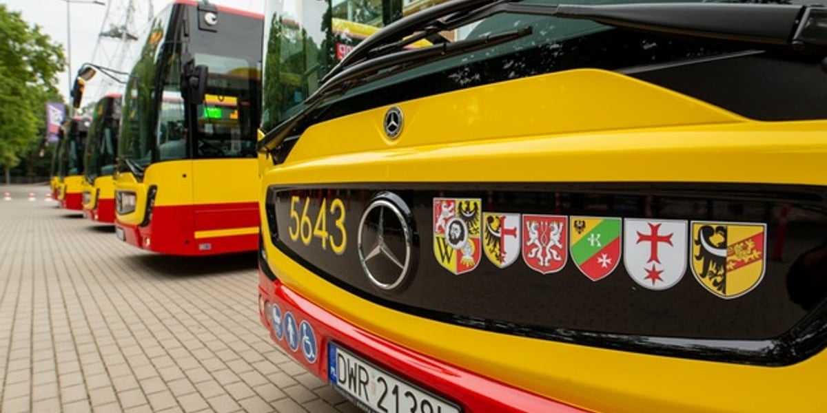 Herby podwrocławskich miejscowości oraz Miasta Wrocławia zamontowane na autobusie podmiejskim 