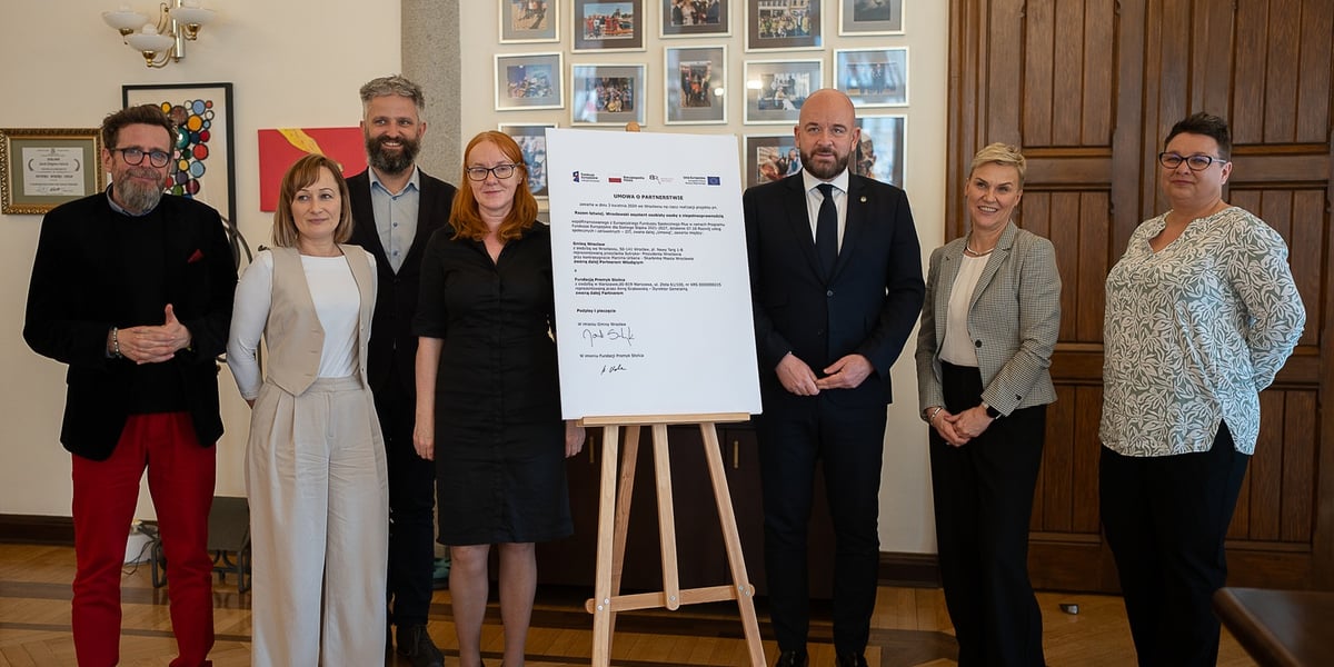 Na zdjęciu sygnatariusze umowy o partnerstwie na rzecz realizacji projektu „Razem łatwiej. Wrocławski asystent osobisty osoby z niepełnosprawnością”, wśród nich prezydent Jacek Sutryk
