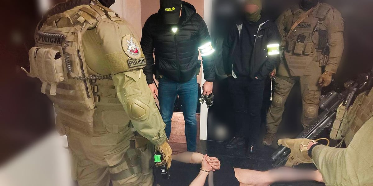 Policjanci podczas akcji CBŚP i jeden z zatrzymanych leżący na ziemi