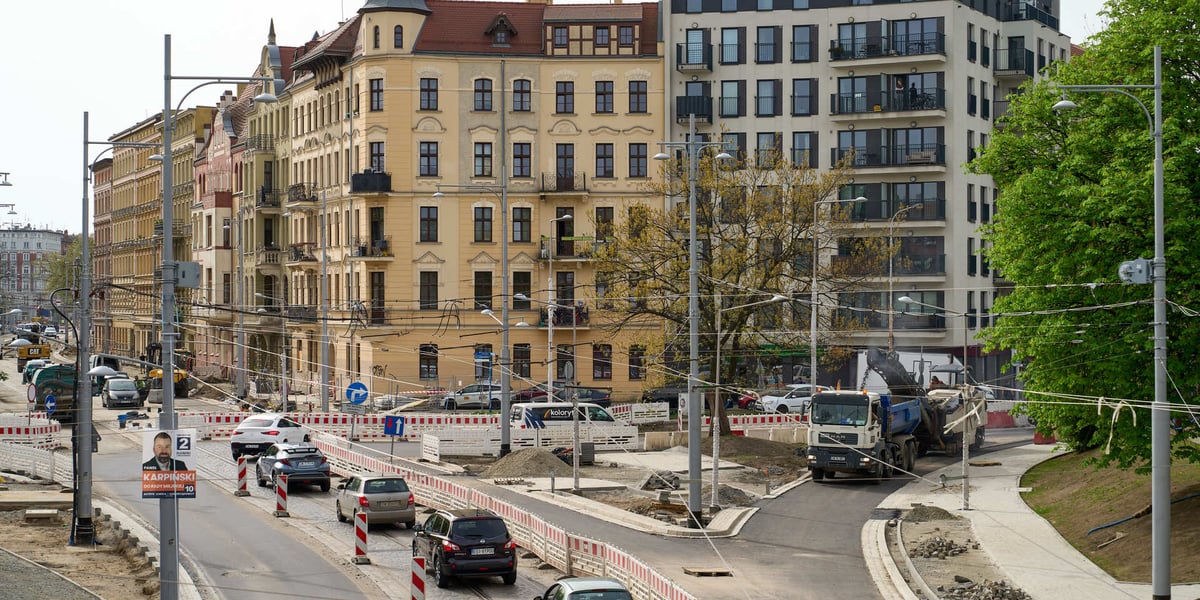 Samochody jadące ulicą Pomorską, 8 kwietnia 2024 roku