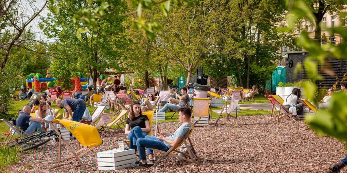 Ludzie na leżakach w beach barze Forma Płynna we Wrocławiu