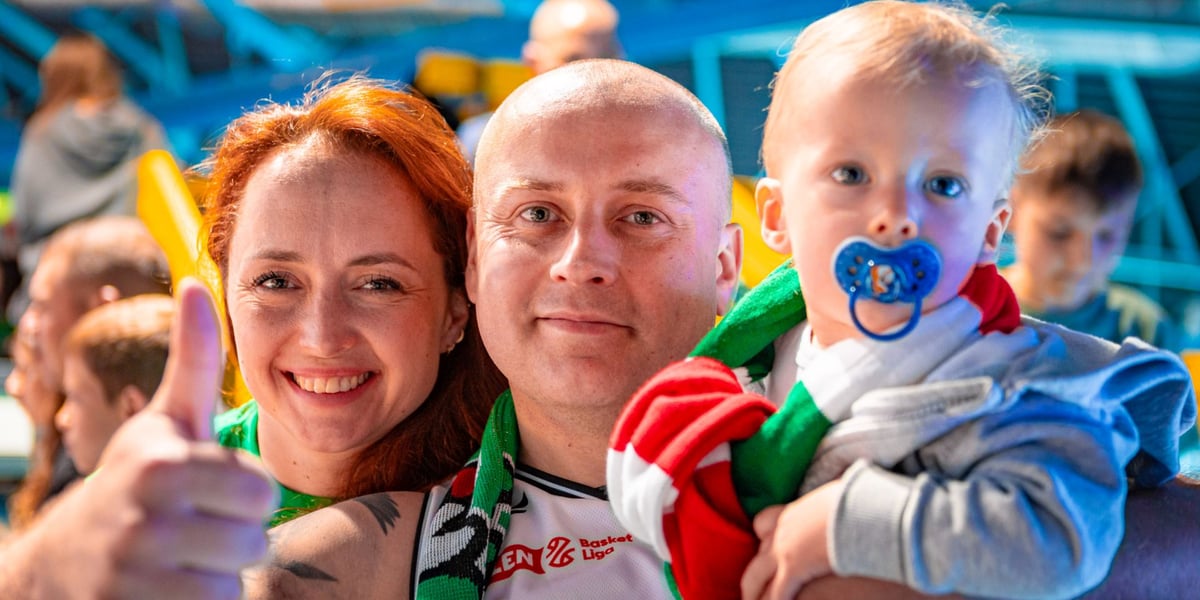 Kibice Śląska Wrocław (kobieta, mężczyzna i dziecko) na meczu z Arriva Polski Cukier Toruń w Orbicie
