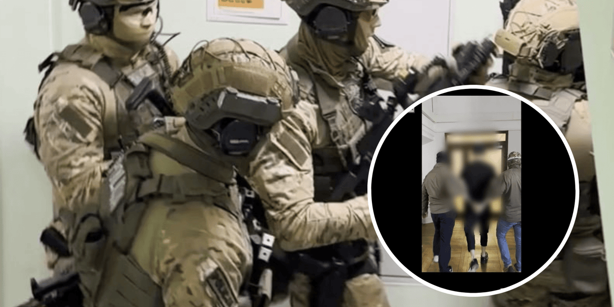 Policjanci w czasie akcji zatrzymania poszukiwanego mężczyzny. W kółeczku - zatrzymany mężczyzna