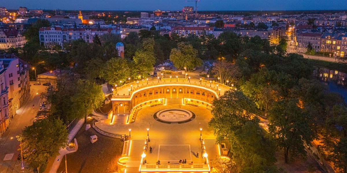 Rozświetlony Bastion Sakwowy nocą 
