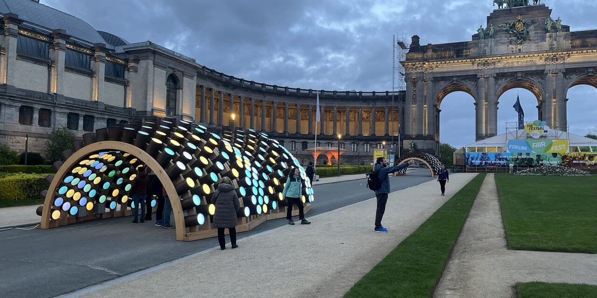 Rozświetlony pawilon Caterpillar na wystawie Mistrzowie architektury w parku du Cinquantenaire w Brukseli