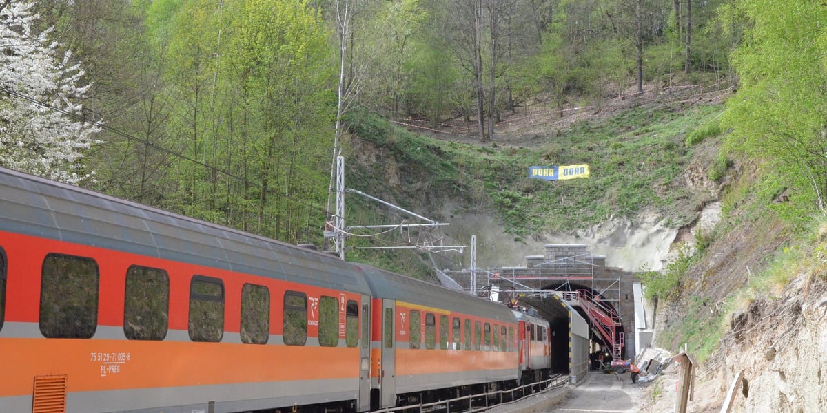 Prace w tunelu kolejowym koło Trzcińska. Na zdjęciu pociąg i tunel widoczny w dalszej części zdjęcia