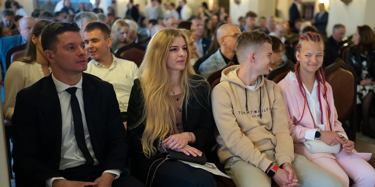 Uczestnicy uroczystości przyznania nagród za wybitne wyniki sportowe w 2023 roku.
