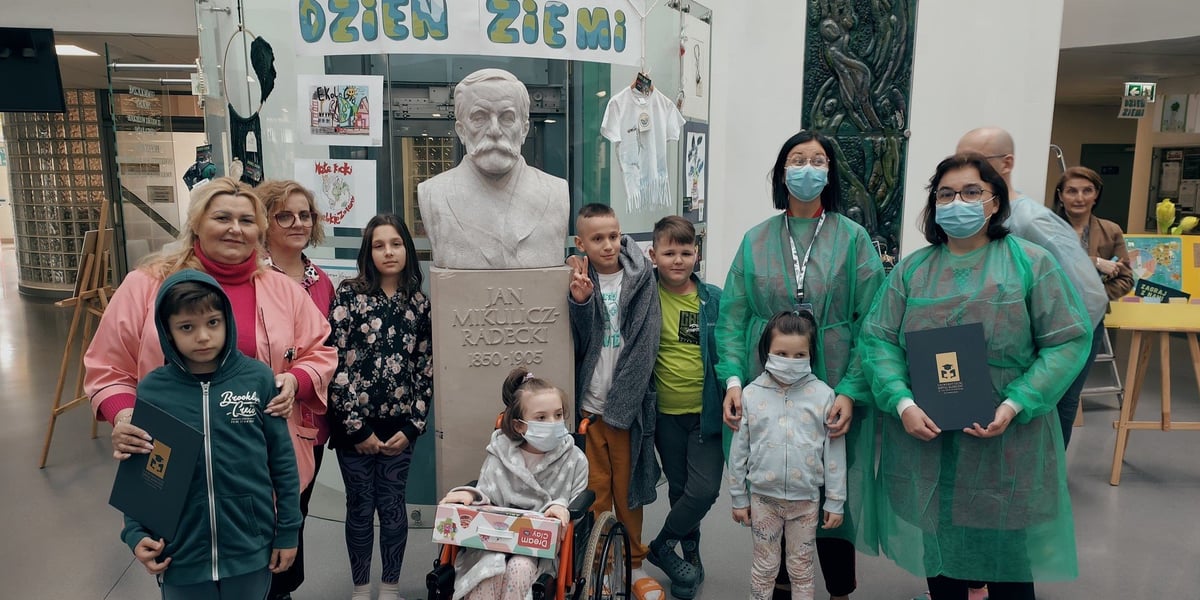 Dzieci i osoby dorosłe na wystawie „Twórczy zakątek” w Uniwersyteckim Szpitalu Klinicznym we Wrocławiu