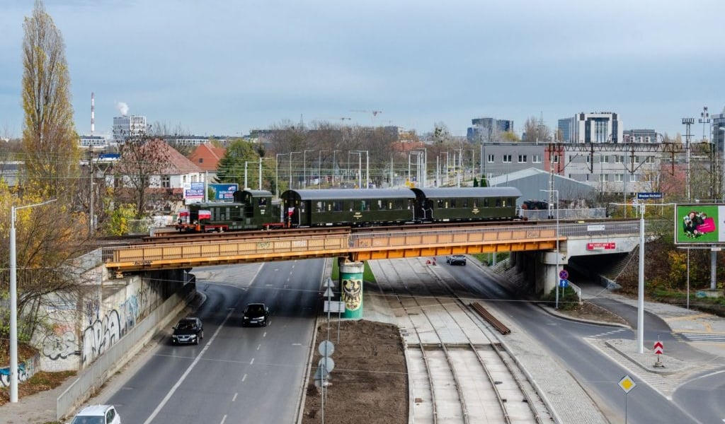 Pociąg retro we Wrocławiu - na zdjęciu widać pociąg na wiadukcie kolejowym nad drogą