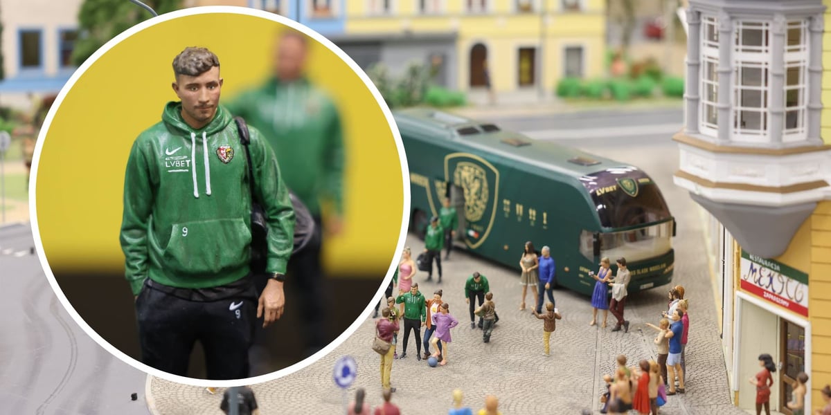 Makieta z piłkarzami Śląska Wrocław we wrocławskim Kolejkowie, w kółeczku miniaturka Erika Exposito