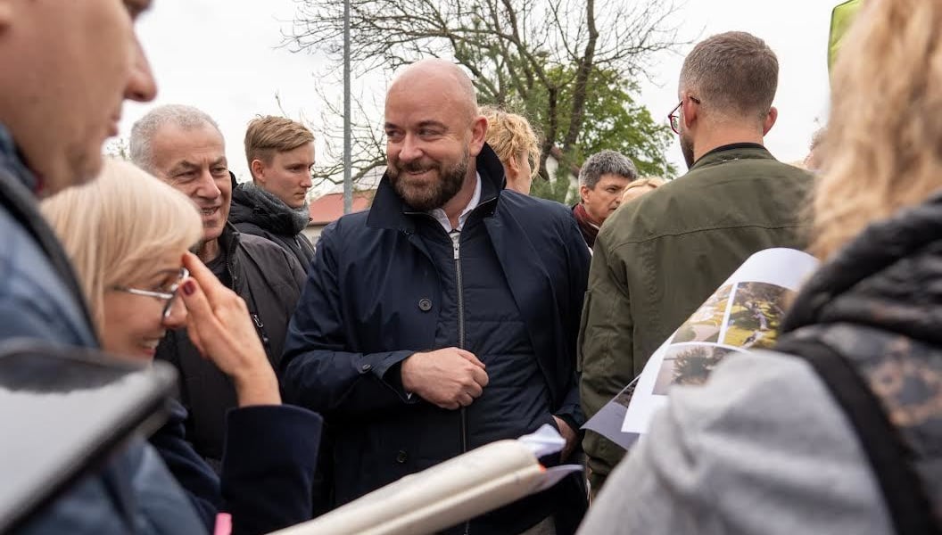 Kobiety i mężczyźni mieszkańcy Lipy Piotrowskiej na spotkaniu z Jackiem Sutrykiem, prezydentem Wrocławia