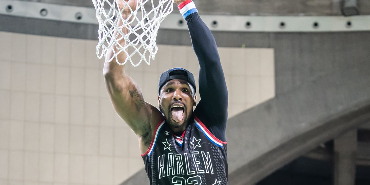 Harlem Globetrotters ponownie we Wrocławiu - jeden z koszykarzy szczęśliwy po wykonaniu wsadu do kosza