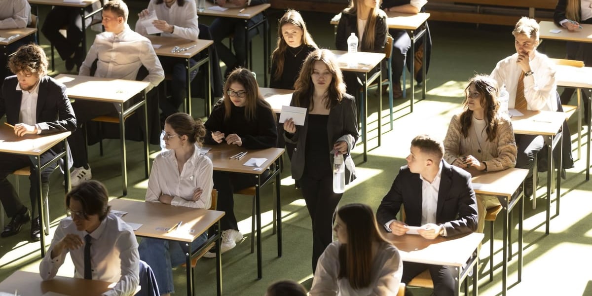 Dziewczęta i chłopcy, uczniowie szkół średnich i nauczyciele, zdjęcia ilustracyjne
